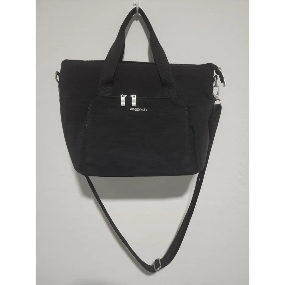 Baggallini Avenue Crossbody In Black. - Picture 1 of 7